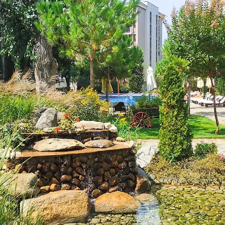 Attractive Family In Sunny Cascadas Family * サニービーチ