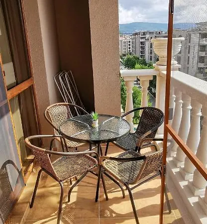 Attractive Family In Sunny Cascadas Family Slantschew brjag