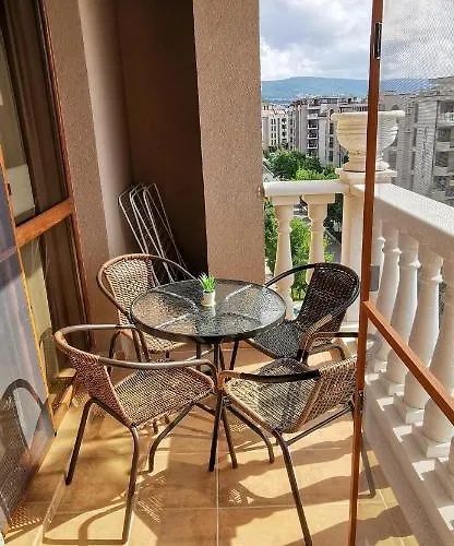 Attractive Family In Sunny Cascadas Family Слънчев бряг